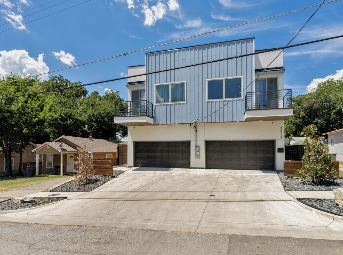 6-min from AA Arena l Modern Home near Downtown