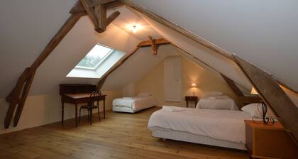 Chambre individuelle dans GĂźte, cuisine et salon .