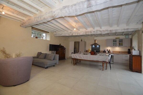 Living area - Single room in Gîte, kitchen and living room. (Servon-sur-Vilaine)