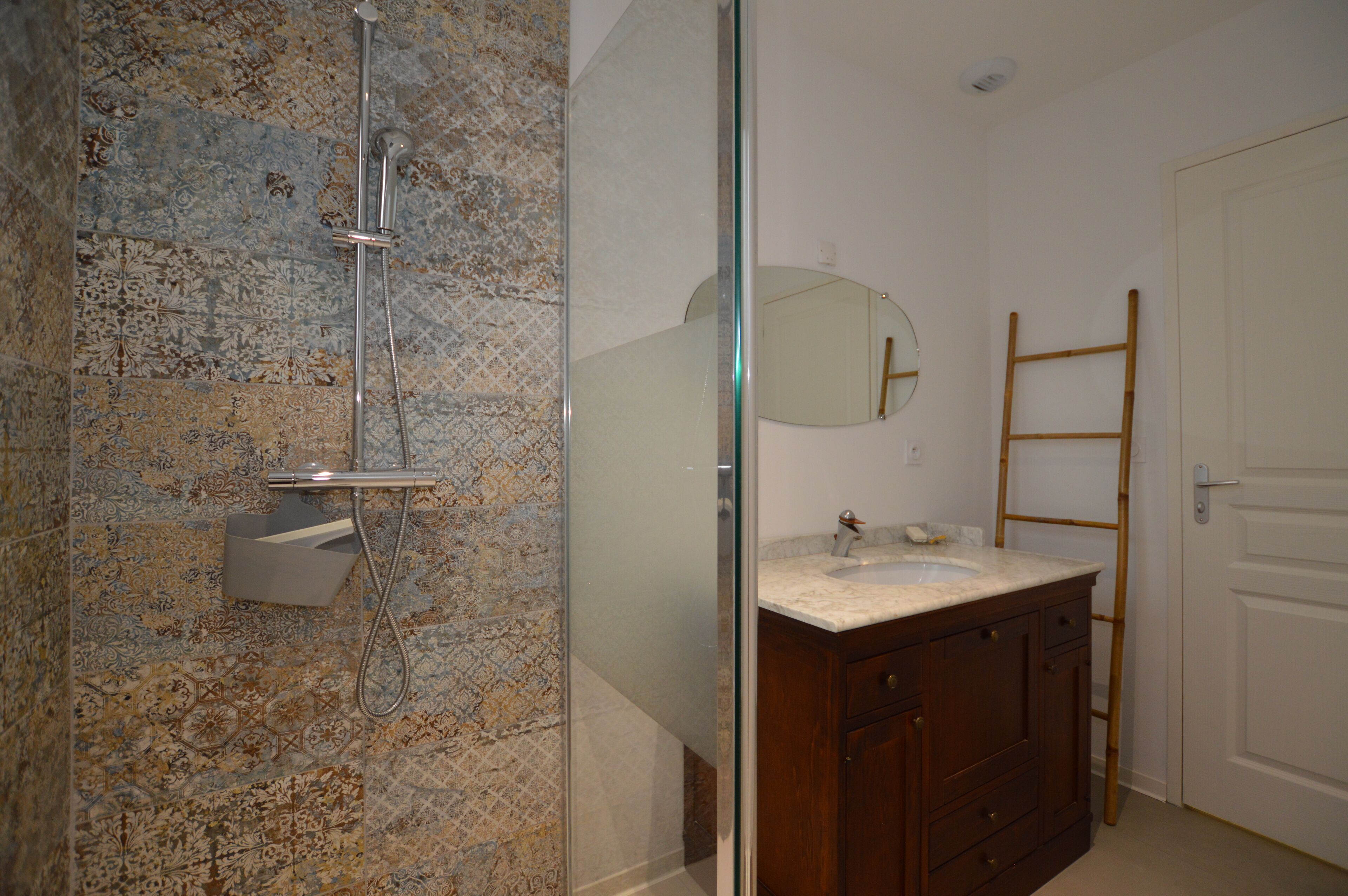 Bruser, hårtørrer, håndklæder, Toiletpapir