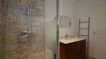 Bruser, hårtørrer, håndklæder, Toiletpapir