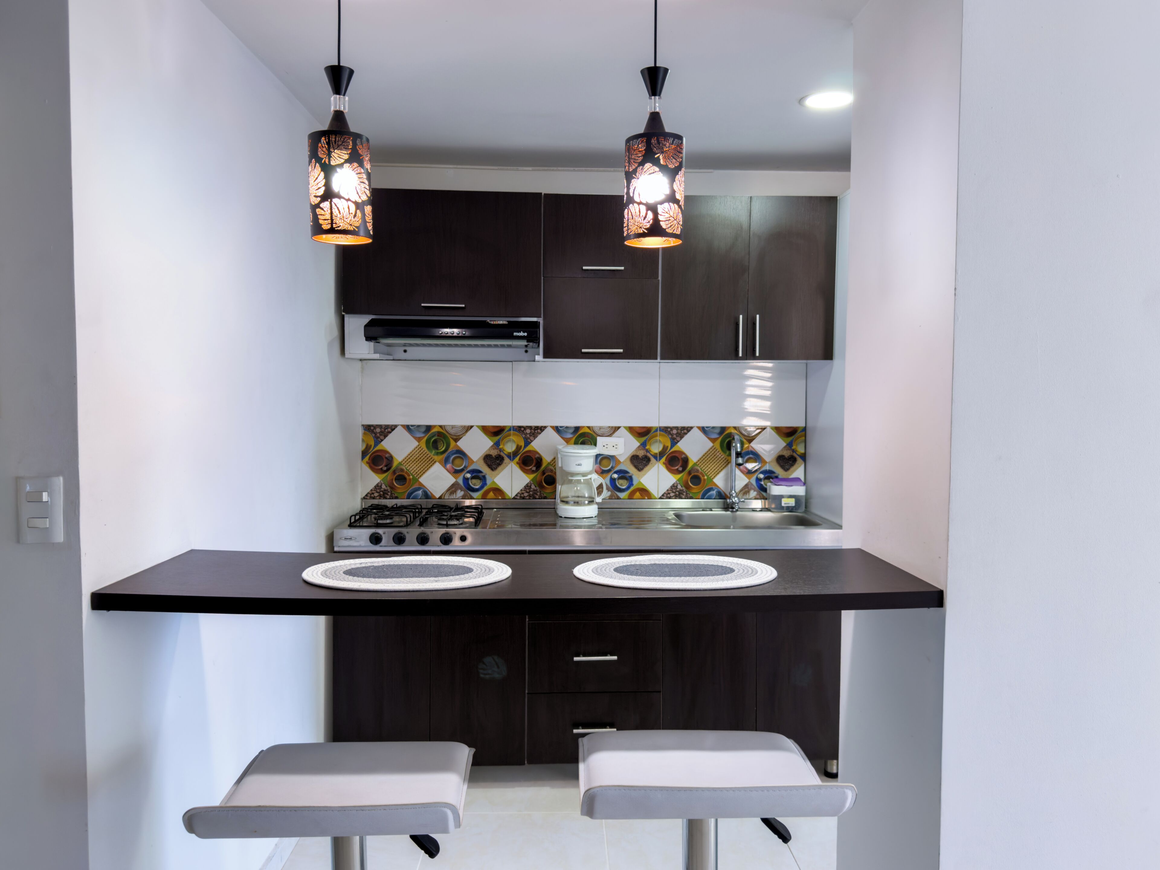 Een koelkast, een magnetron, een kookplaat