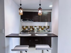 Refrigerador, microondas, parrilla de estufa y cafetera y tetera 