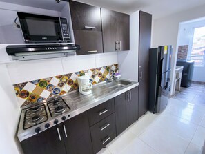 冷蔵庫、電子レンジ、コンロ、コーヒー / ティーメーカー