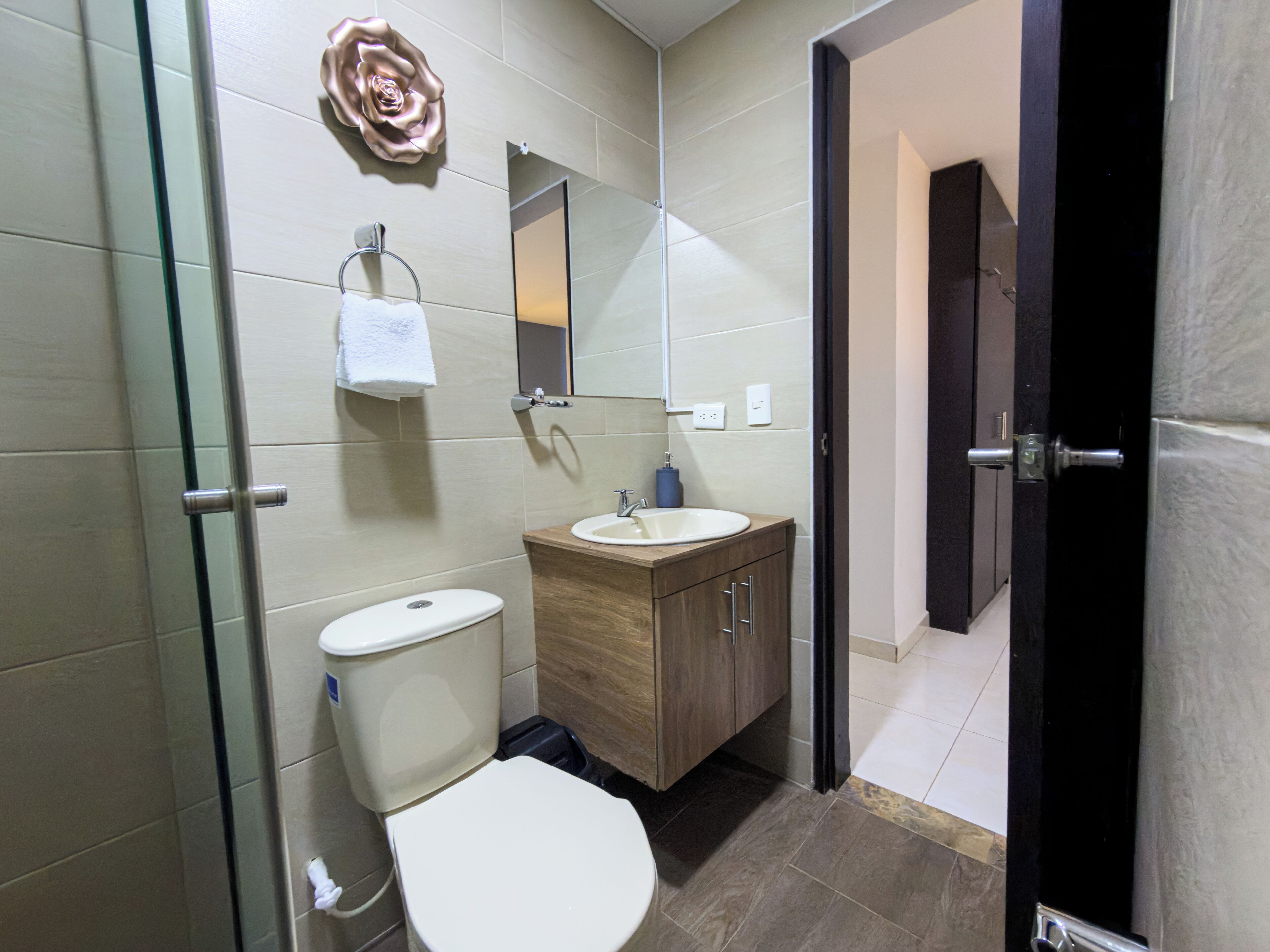 Regadera, toallas, jabón, papel de baño 