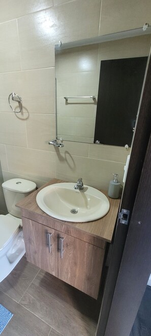 Ducha, toallas, jabón, papel higiénico