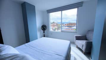 3 habitaciones, tabla de planchar con plancha, wifi y ropa de cama