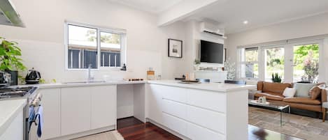 Geladeira, micro-ondas, fogão, cooktop