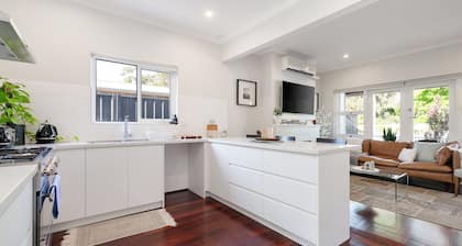 Guildford Cottage by Swan BnB Management