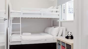 3 habitaciones, tabla de planchar con plancha y cuna de viaje