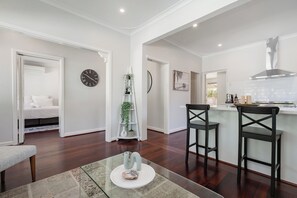 Interior - Guildford Cottage by Swan BnB Management (Guildford)