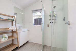 Hair dryer, towels - Guildford Cottage | Swan BnB Management (Guildford)