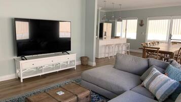 Una televisión, una oficina