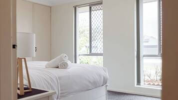 3 makuuhuonetta, silitysrauta/-lauta, ilmainen Wi-Fi, vuodevaatteet