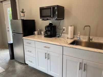 Modern 1-bedroom cottage in historic downtown Mount Vernon.