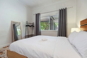 2 室のベッドルーム、アイロン / アイロン台、WiFi (無料)、ベッドシーツ