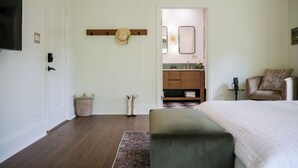 1 bedroom - Creek View Premier King (Comfort)
