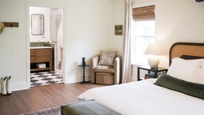 1 bedroom - Creek View Premier King (Comfort)