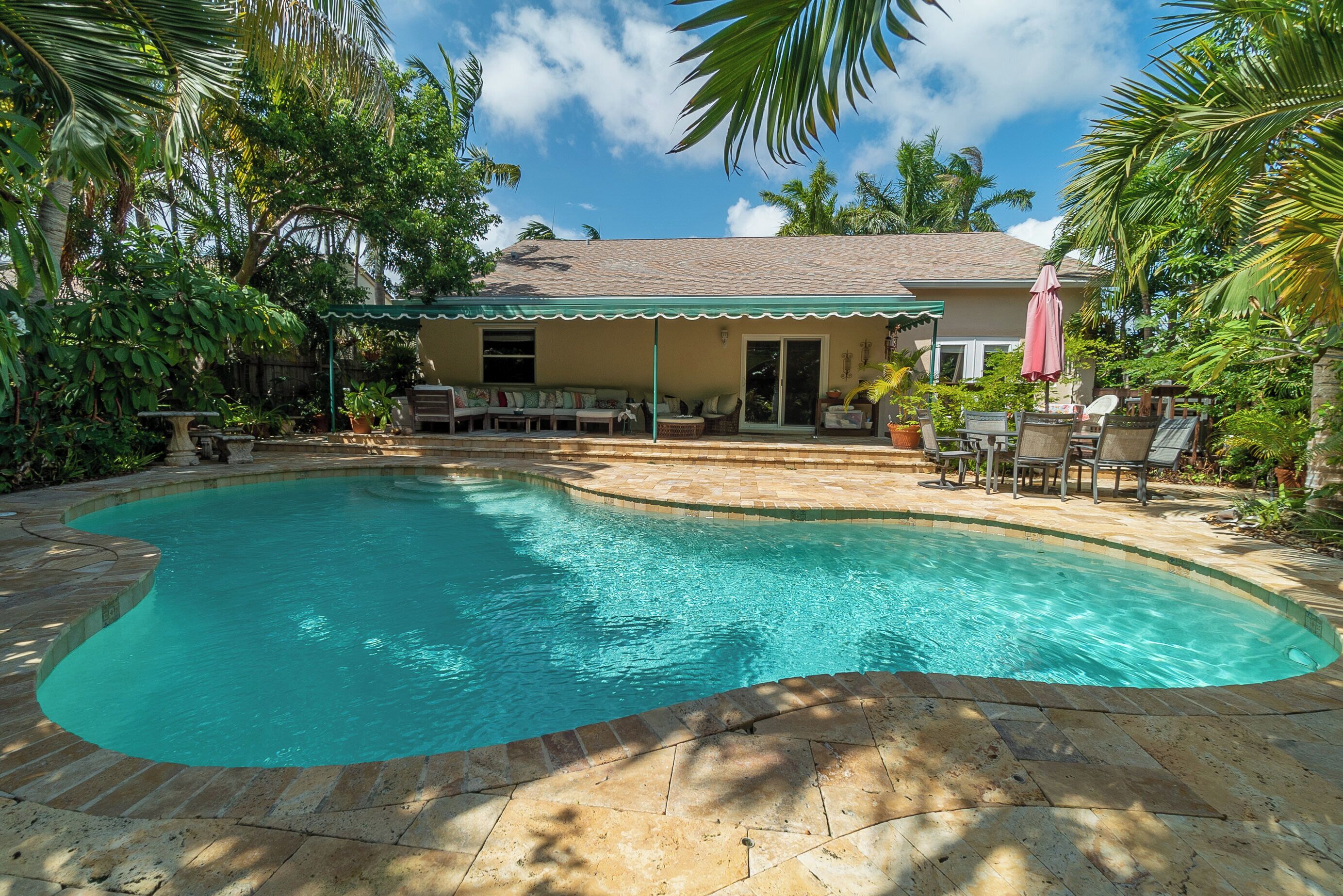 BEACH LOVERS - CHARMING 3 BEDROOM HOME IN A TROPICAL OASIS