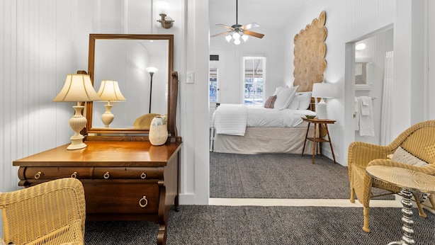 1 bedroom - Room with One Queen Bed, microwave, mini-fridge and porch (Comfort)