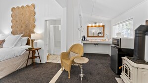 1 bedroom - Room with One Queen Bed, microwave, mini-fridge and porch (Comfort)