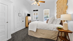 1 bedroom - Room with One Queen Bed, microwave, mini-fridge and porch (Comfort)