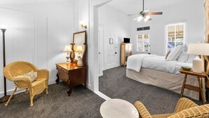 1 bedroom - Room with One Queen Bed, microwave, mini-fridge and porch (Comfort)