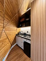 Frigobar, microondas, placa de cocina, tetera/pava eléctrica
