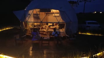 Voorkant accommodatie - avond/nacht