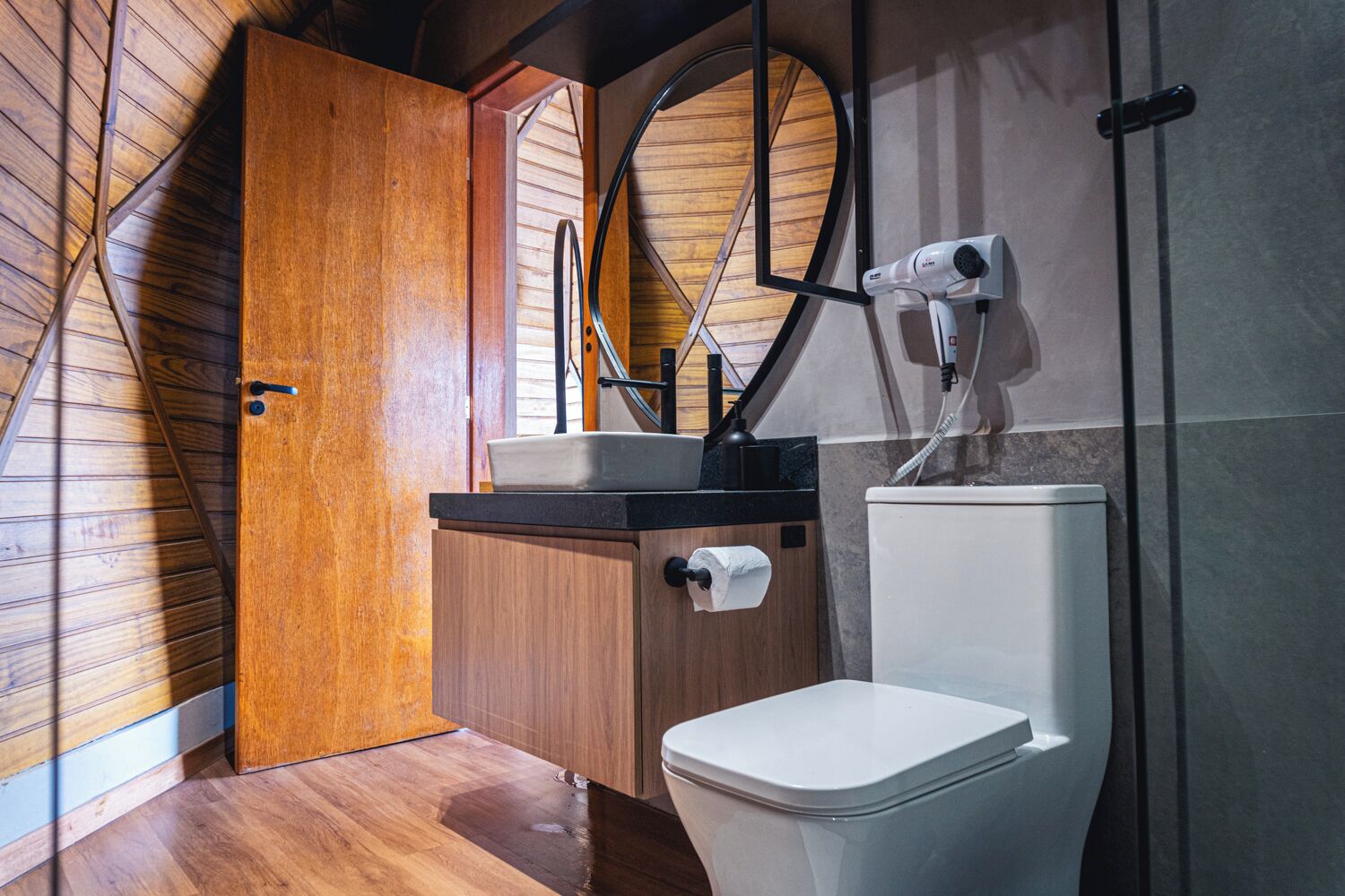 Bañera y ducha independientes, artículos de tocador gratuitos