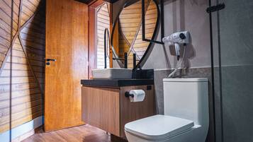 Banyera i dutxa independents i articles de tocador gratuïts