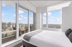 3 bedrooms, iron/ironing board, free WiFi, bed sheets - Cozy 3-bedroom condo with WiFi, fitness room in welcoming Kitchener (Kitchener)