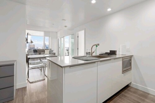 Cozy 3-bedroom condo with WiFi, fitness room in welcoming Kitchener