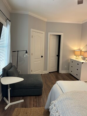 2 室のベッドルーム、アイロン / アイロン台、WiFi、ベッドシーツ