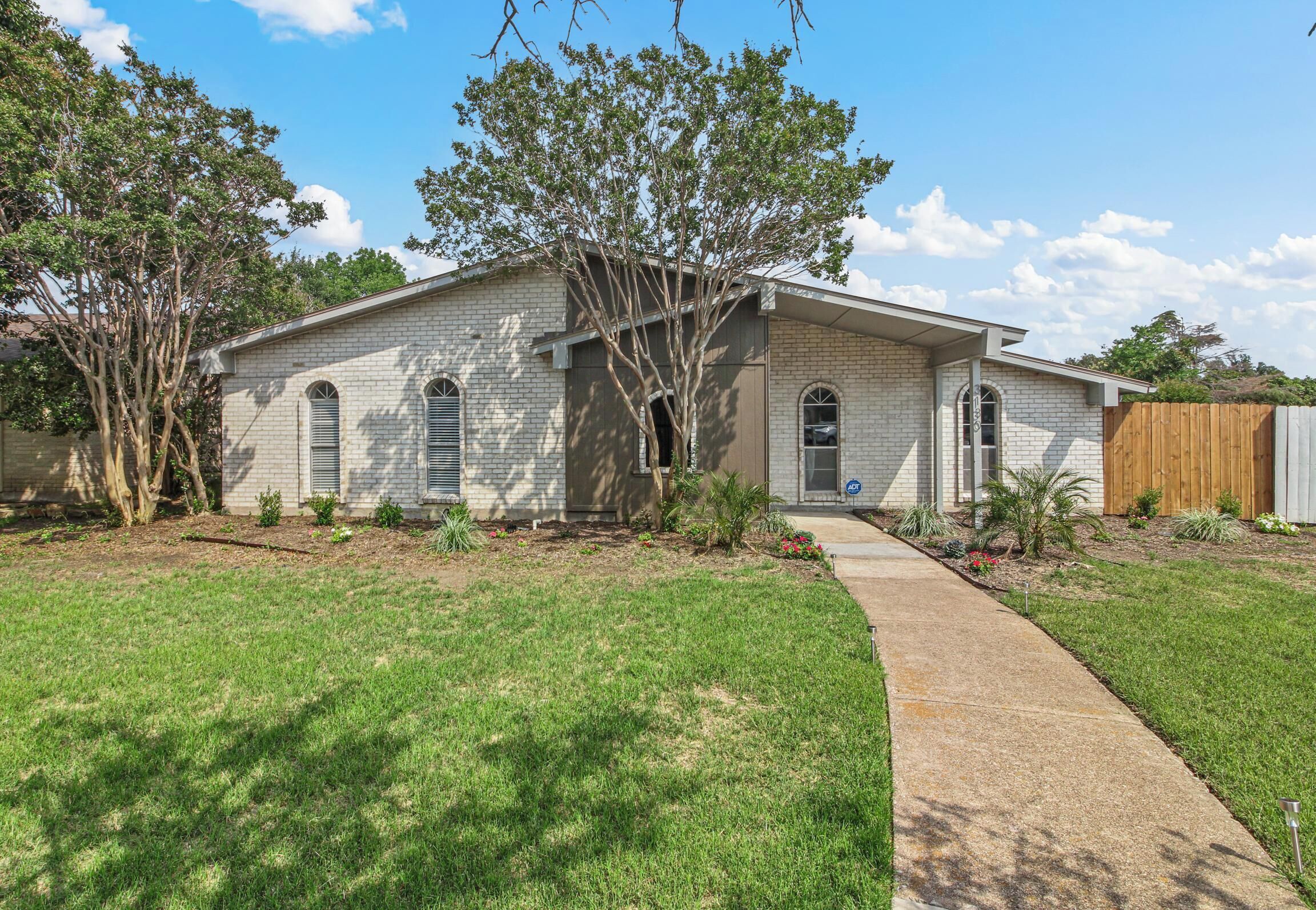 Stylish Retreat, Large Pool! Pet/ Family Friendly