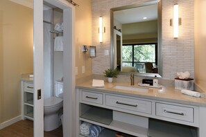 Hair dryer, towels, soap, shampoo - Napa Golf Course Condo - 2 King Suites + En-Suite Baths - Perfect for 2 couples (Napa)