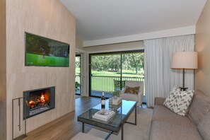 Smart TV, fireplace - Stylish 2 king bed w/ensuite bath. Lush Golf Course view! Perfect for 2 couples! (Napa)