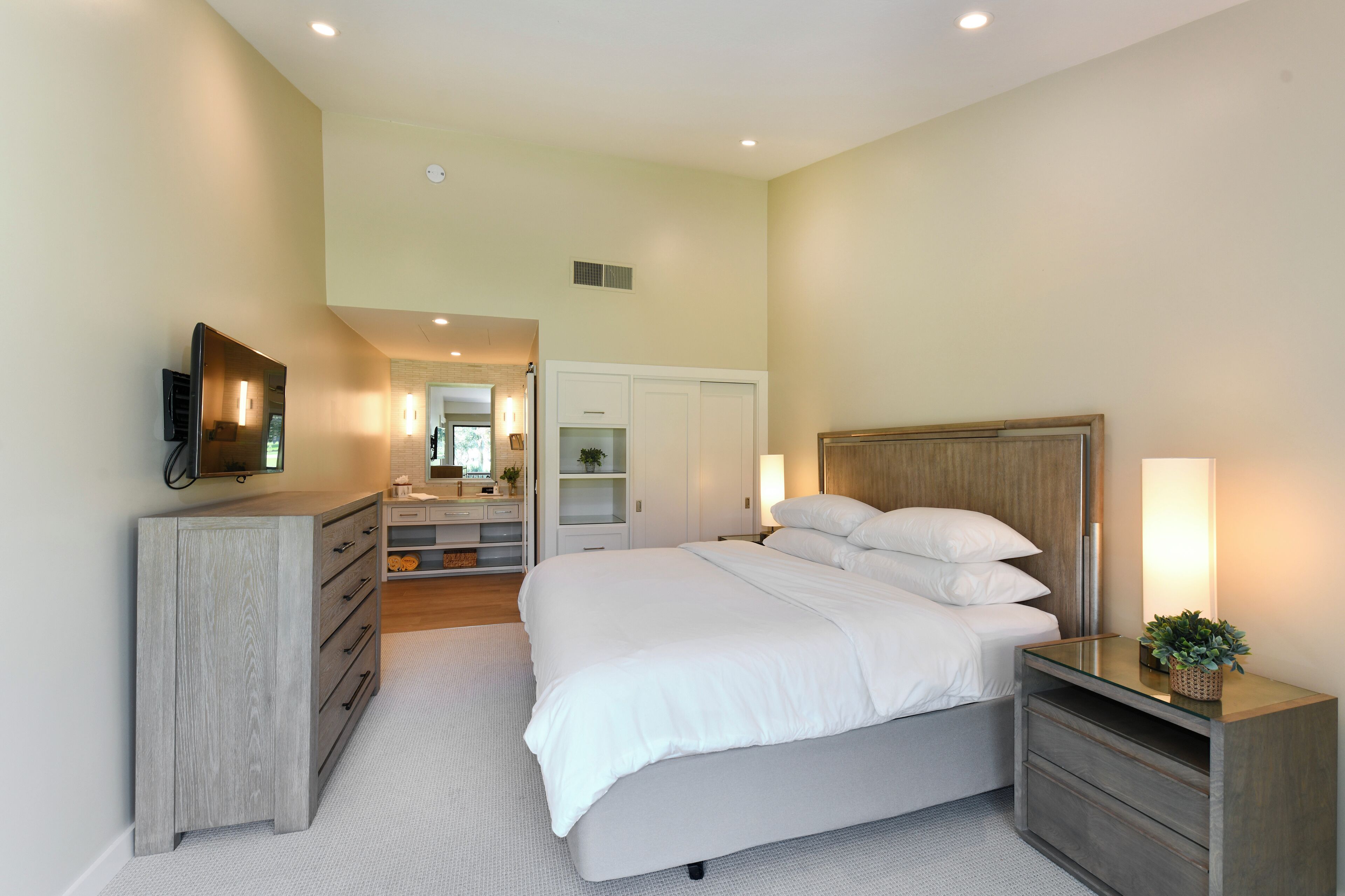 2 bedrooms, in-room safe, desk, iron/ironing board