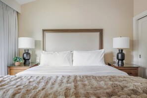 A hotel room with a large bed, two bedside tables, a headboard, and a window with curtains. - Napa Golf Course Condo - 2 King Suites + En-Suite Baths - Perfect for 2 couples (Napa)