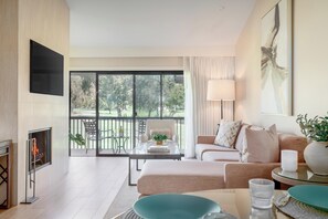 Cozy living area a perfect blend of comfort and style overlooking golf course - Napa Golf Course Condo - 2 King Suites + En-Suite Baths - Perfect for 2 couples (Napa)