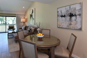 Dining - Stylish 2 king bed w/ensuite bath. Lush Golf Course view! Perfect for 2 couples! (Napa)
