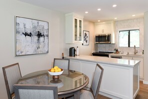 Dining - Stylish 2 king bed w/ensuite bath. Lush Golf Course view! Perfect for 2 couples! (Napa)