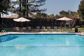 Refreshing pool just steps from the condo - Napa Golf Course Condo - 2 King Suites + En-Suite Baths - Perfect for 2 couples (Napa)