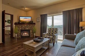 Condo, Multiple Beds (Jenny's Jewel #2004) | Living area