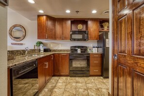 Condo, Multiple Beds (Jenny's Jewel #2004) | Private kitchen