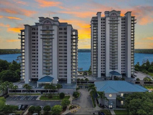 Lake view condo! Near Disney!
