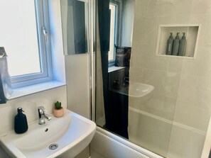 Dusj, hårføner, håndklær og såpe