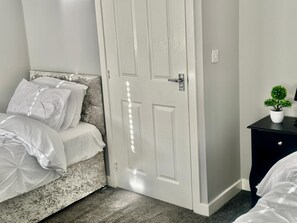 4 chambres, fer et planche à repasser, Wi-Fi, draps fournis