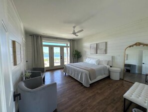 9 bedrooms, travel cot, WiFi, bed sheets - Lodge Retreat and Event Center on 30 acre Lake (Farmington)