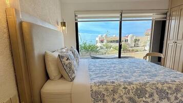 2 chambres, bureau, fer et planche à repasser, lit parapluie